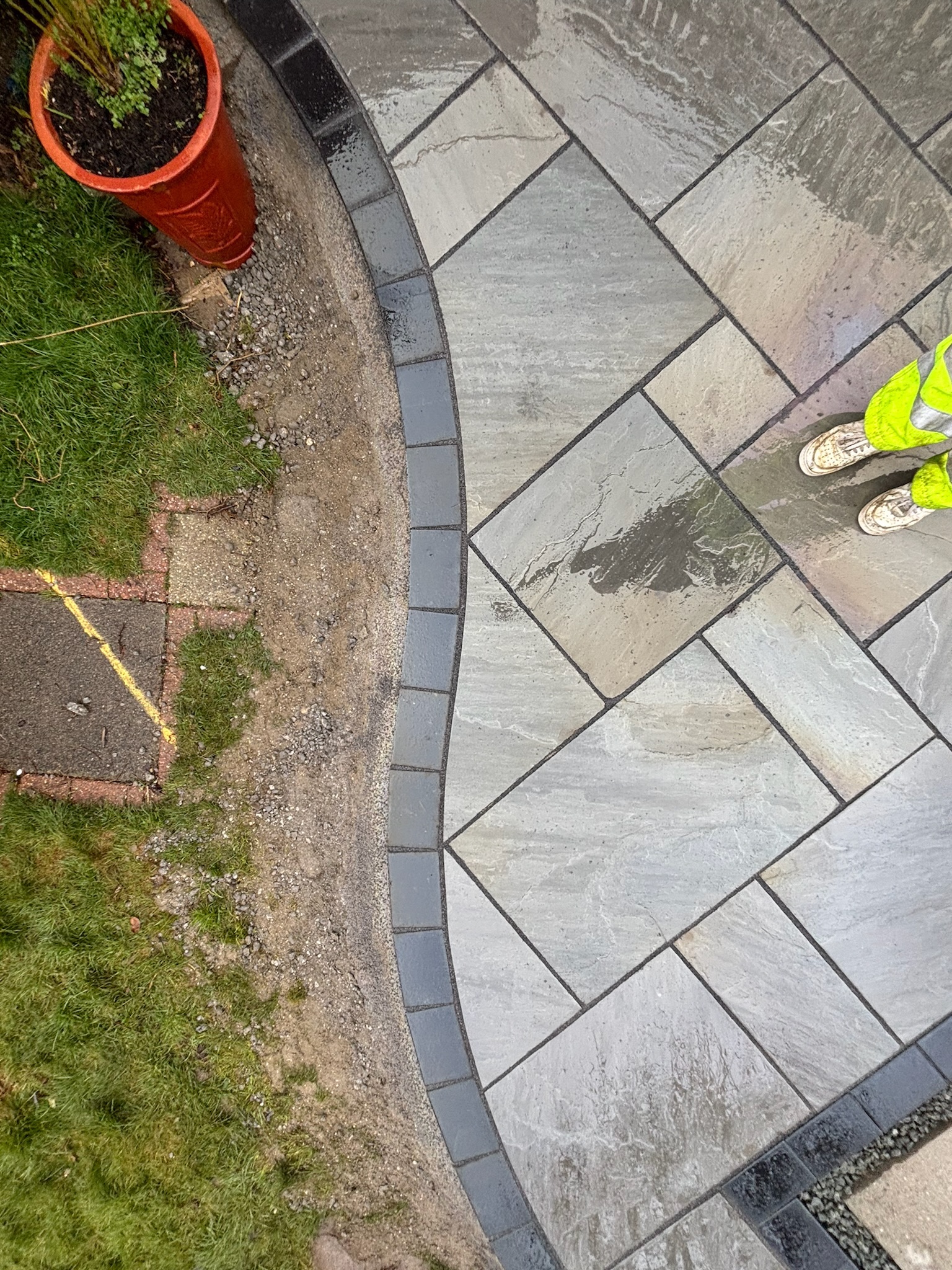 Kandla Grey Sandstone Patio with Charcoal Border finished photo 9
